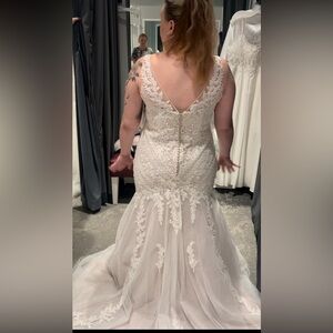 Oleg Cassini wedding dress, brand new, never worn also comes with veil